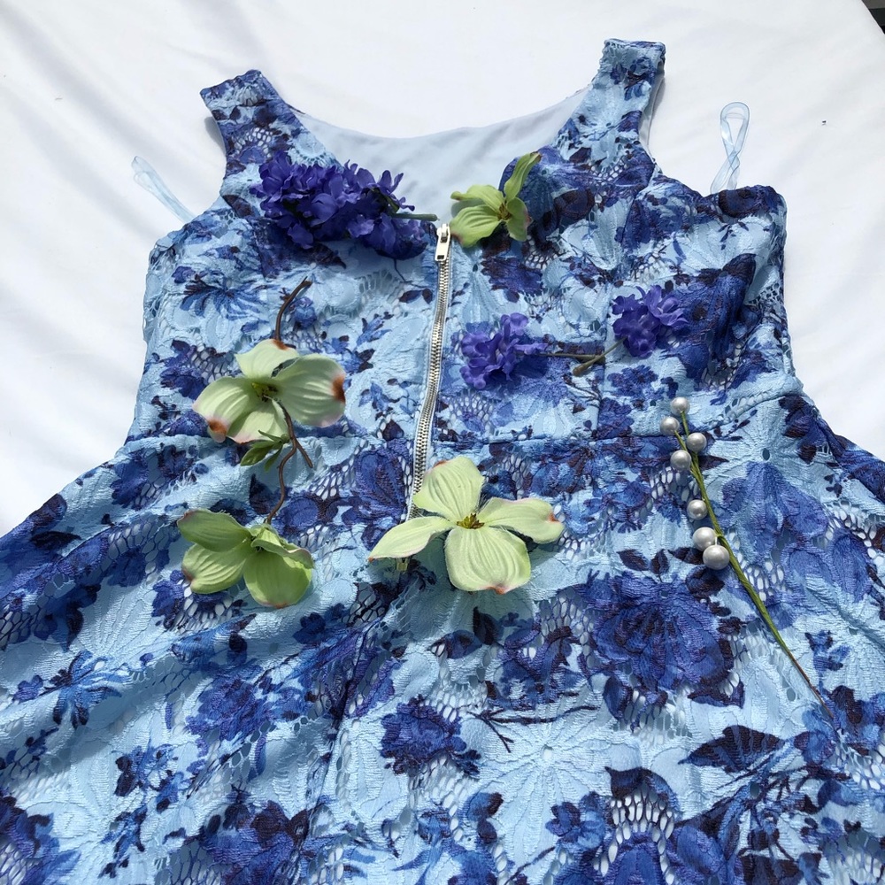Women’s Dress - Picture 4 of 4